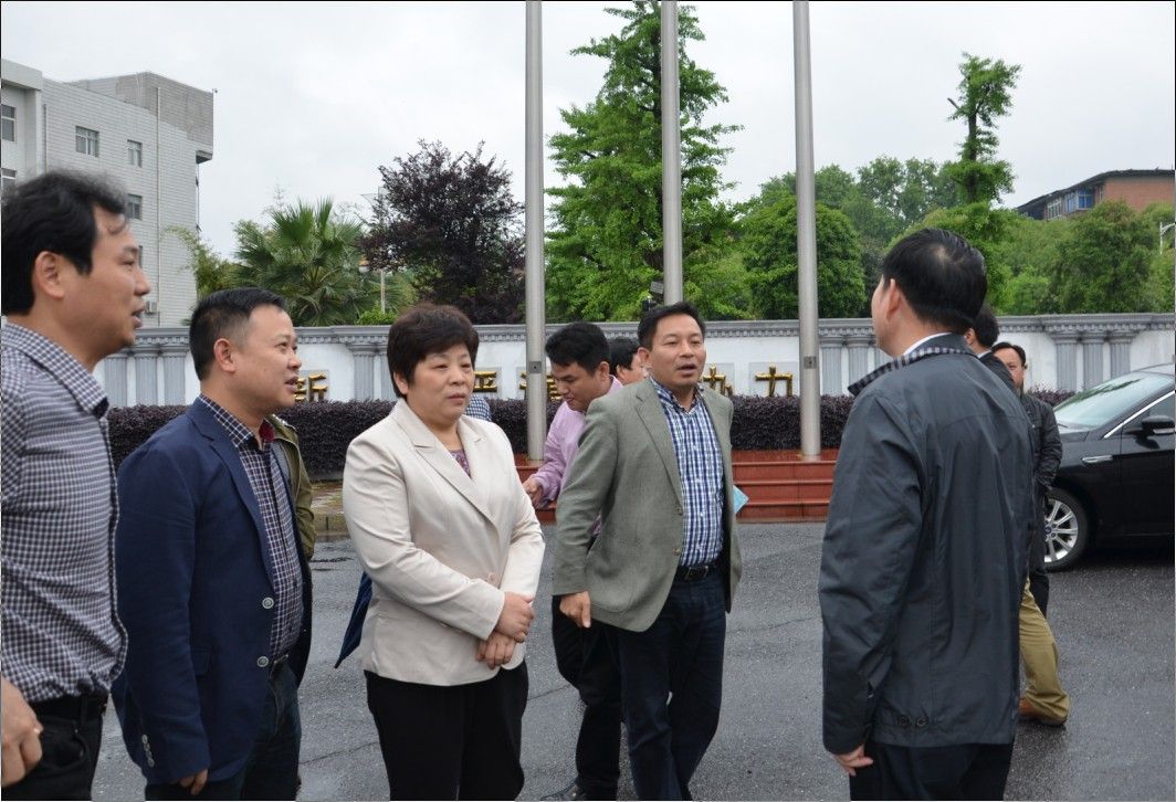 市政協(xié)主席黃曙光、常務(wù)副市長王志剛一行來新蘆淞集團現(xiàn)場辦公
